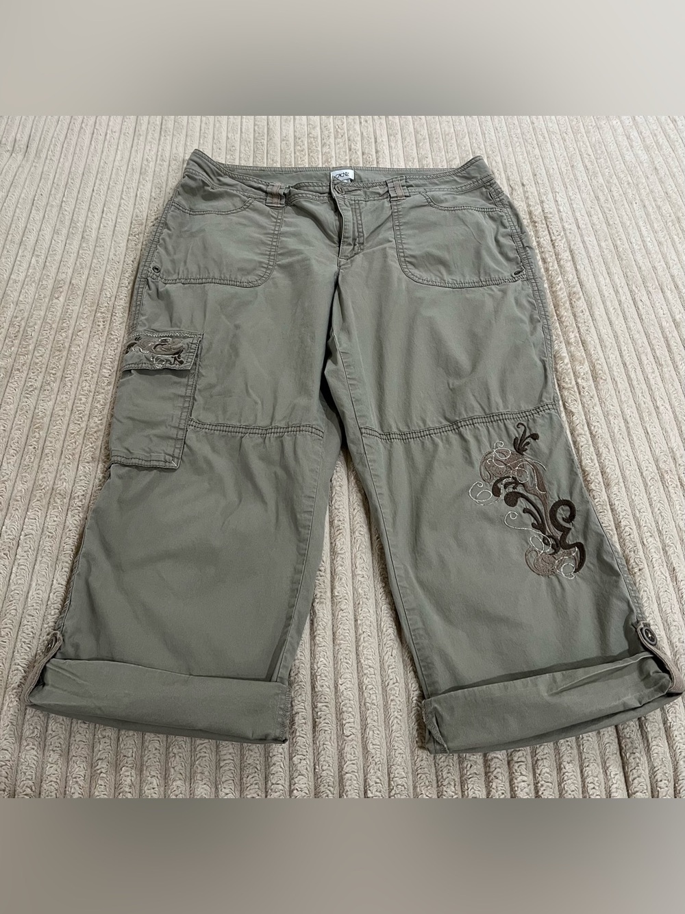 Caché Vintage Y2K Khaki Green Embroidered Cargo Capri Pants Roll Tab Size 10